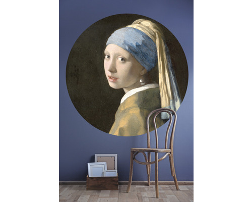 Wanddekoration mit dem Gemälde Mädchen mit dem Perlenohrgehänge, Stuhl und Bilderrahmen auf dem Boden