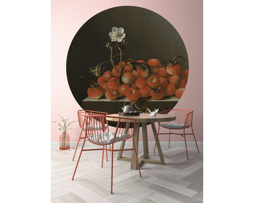 Wohnraum mit rundem Wandbild mit Erdbeermotiv, Tisch und Stühlen