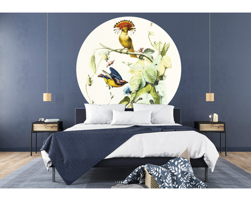 Chambre avec lit double, tables de chevet et peinture murale avec motif d''oiseau
