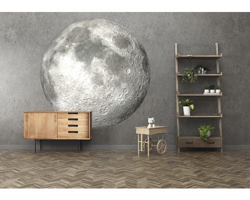 Intérieur clair et organisé avec commode, étagère, chariot à jouets et papier peint lune.