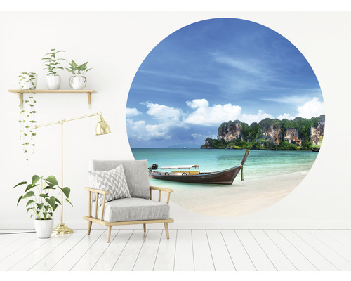 Salon avec fauteuils et sticker mural avec motif de plage