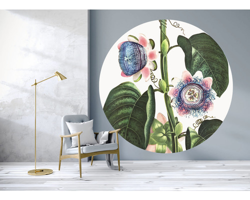Wohnraum mit Sessel, Stehlampe und Wandbild mit Pflanzenmotiv