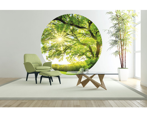 Wohnzimmer mit grünem Sessel, Fußhocker, Couchtisch und Wandtattoo mit Baummotiv