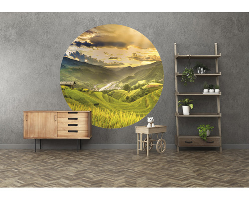 Espace de vie avec commode, étagère et sticker mural avec motif de paysage