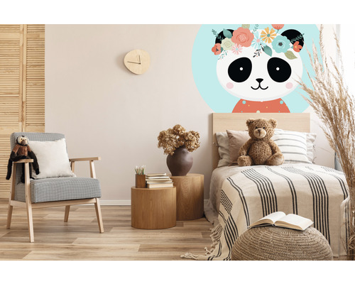 Chambre d''enfant décorée avec sticker mural, fauteuil, lit et accessoires