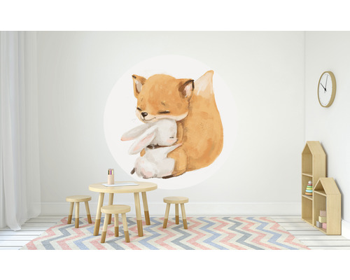 Kinderzimmer mit Fuchswandaufkleber, Tisch und Stühlen.