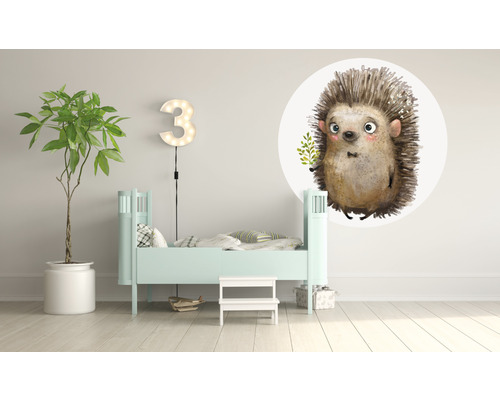 Chambre d''enfant avec lit bleu clair, plante d''intérieur, numéro trois lumineux et sticker mural hérisson