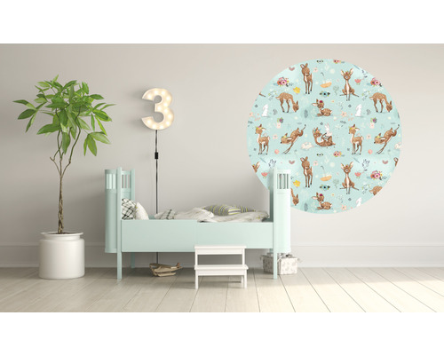 Kinderzimmer mit mintfarbenem Bett, Pflanze, beleuchteter Ziffer Drei und runder Wanddekoration mit Tiermuster