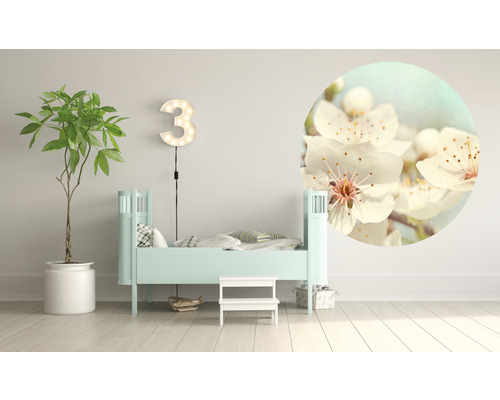 Pièce lumineuse avec lit, plante d''intérieur, lampe numéro trois et motif floral sur le mur