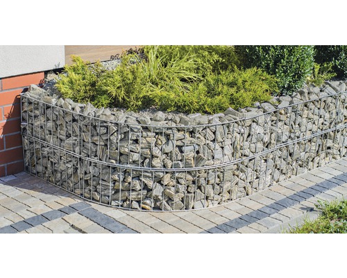 Gabionenwand mit Steinen und Pflanzen im Garten