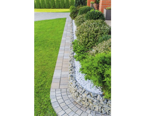 Garten mit Gabionenwand, Kies, Pflanzen und Pflastersteinen