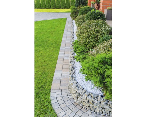 Jardin avec mur de gabions, plantes et pelouse