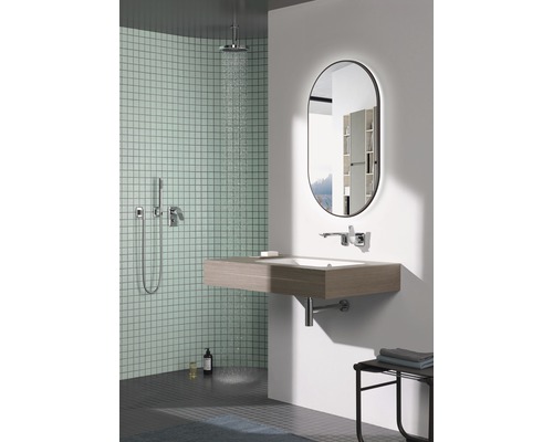 Salle de bain lumineuse avec douche, lavabo et miroir