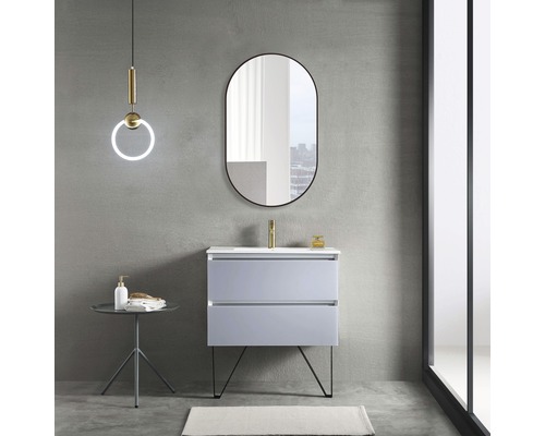 Modernes Badezimmer mit Waschbeckenunterschrank, Spiegel und Beleuchtung