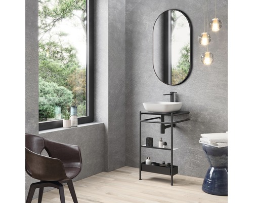 Modernes Badezimmer mit Waschtisch, Spiegel und Stuhl.