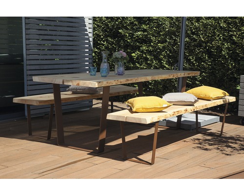 Gartentisch mit Bänken und Kissen auf einer Holzterrasse