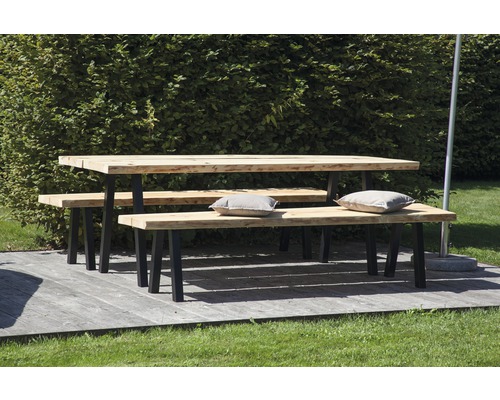Groupe de table de jardin avec table et bancs en bois sur une terrasse
