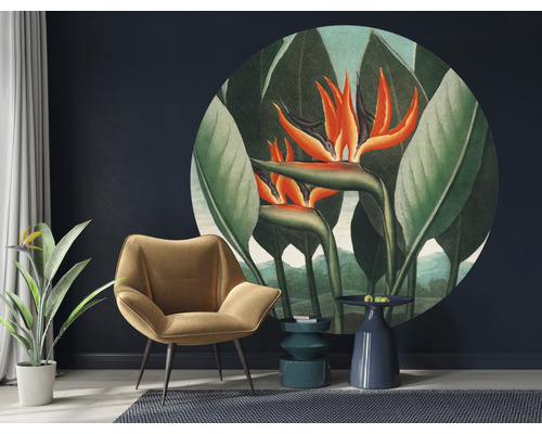 Intérieur avec fauteuil, tables d''appoint et fresque murale avec des fleurs d''oiseaux de paradis