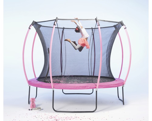 Kind springt auf einem Trampolin mit Sicherheitsnetz und rosa Rahmen