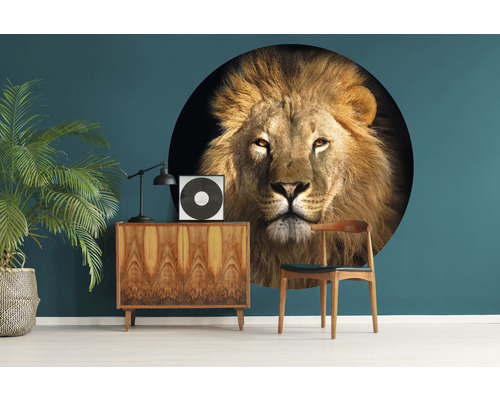 Salon décoratif avec sticker mural Lion, commode et plante d''intérieur.