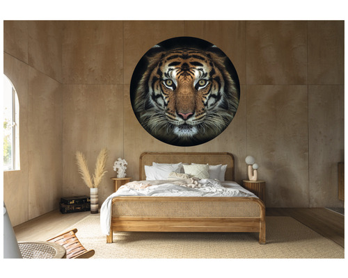 Chambre avec sticker mural tigre au-dessus du lit
