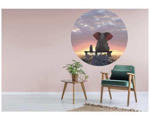 Dekoratives Wandtattoo mit Elefant und Pinguin auf Bank-Motiv im Wohnzimmer