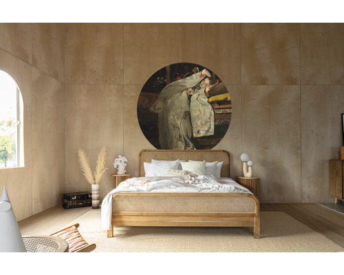 Schlafzimmer mit Rattanbett, rundem Wandbild und Holzböden für eine helle und gemütliche Atmosphäre