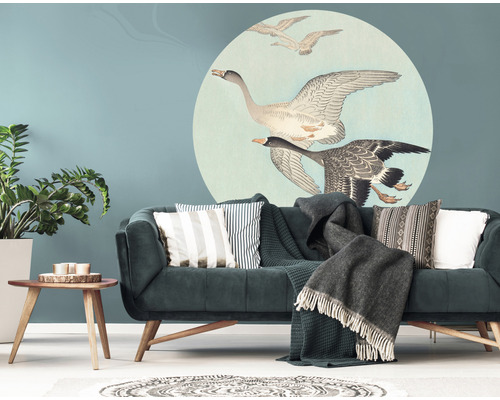 Vue d''une pièce avec canapé, table, plante d''intérieur et sticker mural avec motif d''oiseau