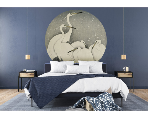 Chambre à coucher avec lit double, tables de chevet, suspensions et peinture murale avec motif de héron