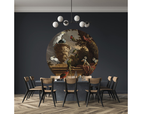 Esszimmer mit Esstisch, Stühlen und Wandbild mit einer Darstellung von Vögeln und Affen