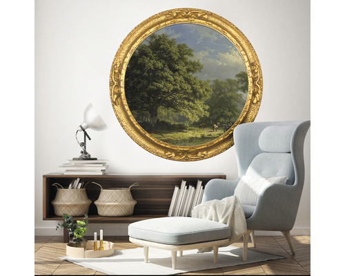 Wohnzimmer mit rundem Landschaftsgemälde, Sessel und Ablagetisch
