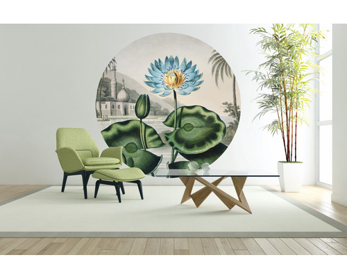 Salon avec papier peint photo, fauteuil, repose-pieds, table et plante d''intérieur