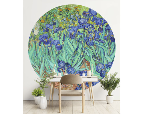 Peinture murale représentant les « Iris » de Vincent van Gogh, placée au-dessus d''un bureau avec une chaise et des plantes en pot.