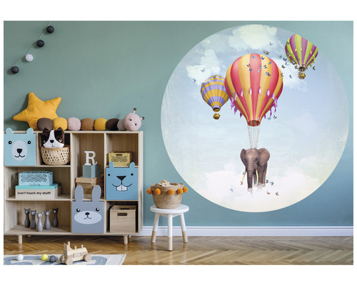 Kinderzimmer mit Regal, Spielzeug und einer Wanddekoration mit Heißluftballons und Elefanten