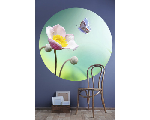 Wanddekoration mit Blumen- und Schmetterlingsmotiv, Stuhl und Bilderrahmen