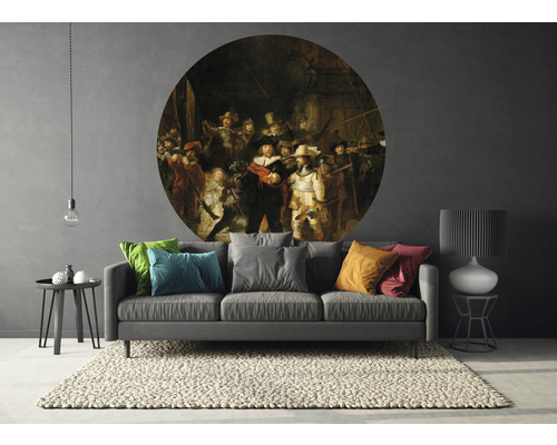 "Wohnzimmer mit Sofa, Teppich und Wandtattoo des Gemäldes ""Die Nachtwache"" von Rembrandt"