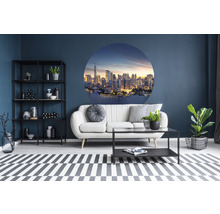 Wohnzimmer mit Wandtattoo, Sofa und Regal
