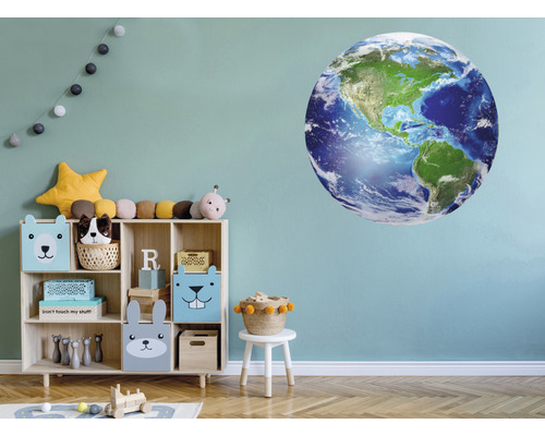 Kinderzimmer mit Wandtattoo Erde, Regal und Spielzeug