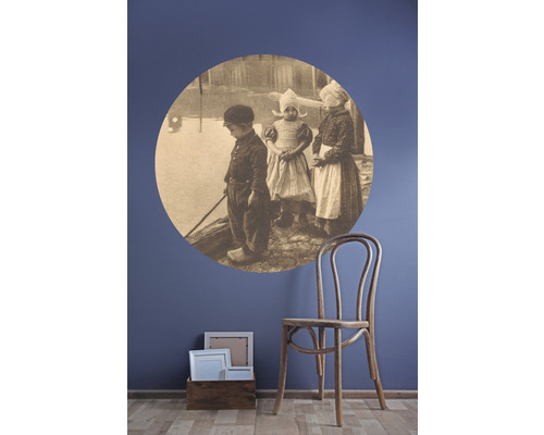 Décoration murale avec sticker mural enfants et chaise en bois à côté d''une boîte en bois avec cadres photo