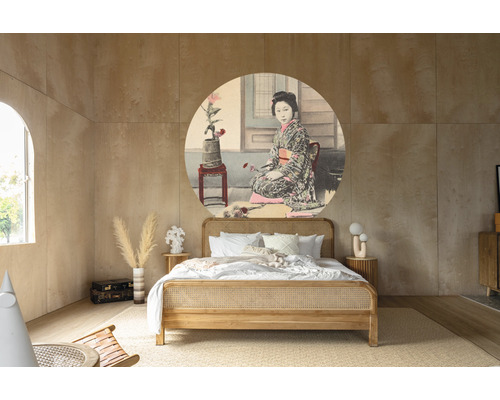 Schlafzimmer mit Holzbett und runder Wanddekoration mit japanischem Motiv