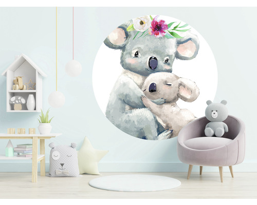 Kinderzimmer mit Wandtattoo, kleinem Tisch, Regalen und Sessel