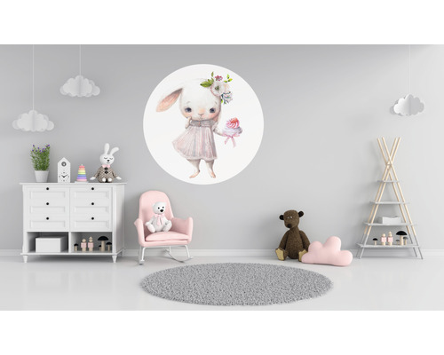 Kinderzimmer mit Wandtattoo eines Hasen mit Muffindekoration, Kommode, Schaukelstuhl und Teppich