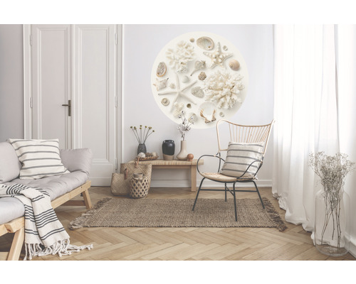 Salon avec canapé, fauteuil, tapis, table et sticker mural avec coquillages