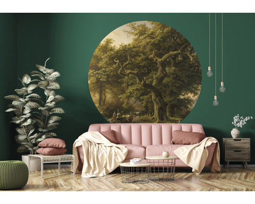 Wohnzimmer mit Wandtattoo eines Waldstücks über einem Sofa