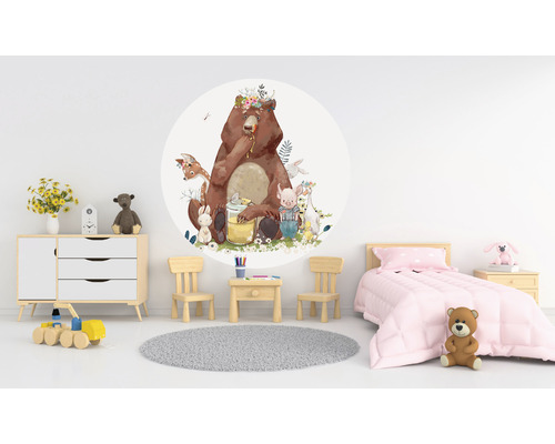 Chambre d''enfant avec sticker mural d''un ours avec un pot de miel et d''autres animaux de la forêt