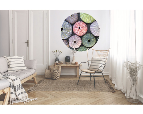 Salon avec canapé, chaise, tapis et sticker mural motif oursin