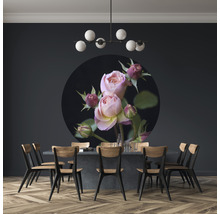 Dekoratives Wandbild mit Rosenmotiv über Esstisch mit Stühlen