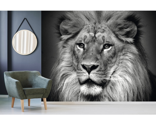 Wohnzimmer mit Sessel, Spiegel und Fototapete mit Löwenmotiv