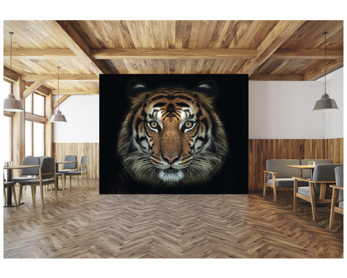 Peinture murale décorative avec une tête de tigre dans une pièce lumineuse avec un plancher en bois