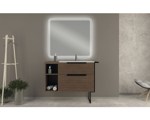 Salle de bain moderne avec miroir éclairé, meuble sous-lavabo, porte-serviettes et chaise